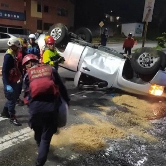 Diario Frontera, Frontera Digital,  Ciudadano lesionado tras vuelco, MÉRIDA, Sucesos, ,Ciudadano lesionado tras vuelco
de una camioneta en Mérida