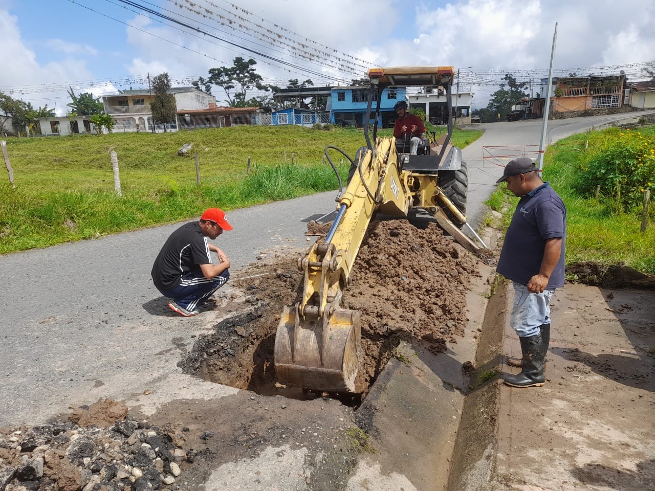 Diario Frontera, Frontera Digital,  Aguas de Mérida, fuga La Azulita, La Azulita, Municipio Andrés Bello, Oswaldo Ferrer, Mérida, Aguas de Mérida, El Vigía Panamericana, ,Trabajadores de Aguas de Mérida 
corrigen fuga de agua potable en la Azulita