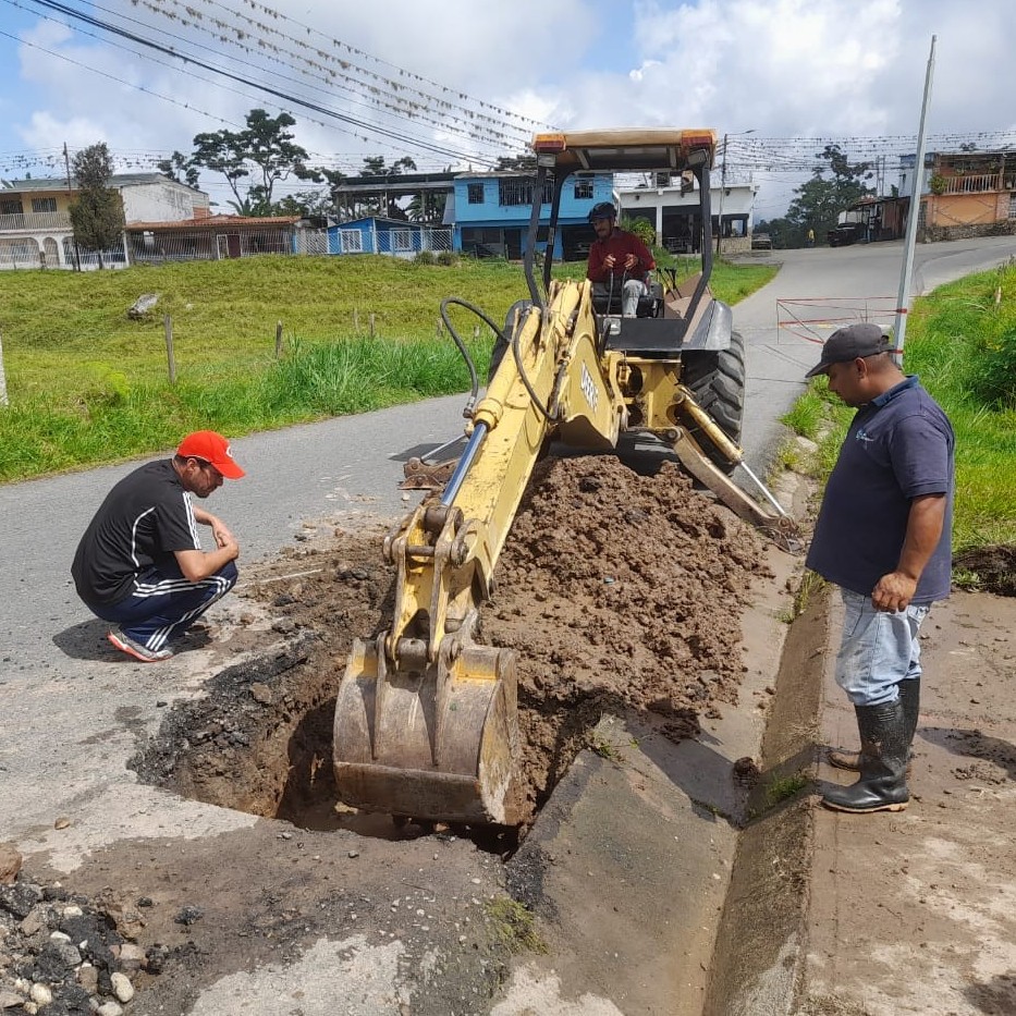 Diario Frontera, Frontera Digital,  Aguas de Mérida, fuga La Azulita, La Azulita, Municipio Andrés Bello, Oswaldo Ferrer, Mérida, Aguas de Mérida, El Vigía Panamericana, ,Trabajadores de Aguas de Mérida 
corrigen fuga de agua potable en la Azulita