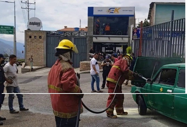 Diario Frontera, Frontera Digital,  CUERPO DE BOMBEROS MÉRIDA, Sucesos, ,BOMBEROS SOFOCAN INCENDIO DE VEHÍCULO
CON UN 30 POR CIENTO DE PÉRDIDA EN MÉRIDA