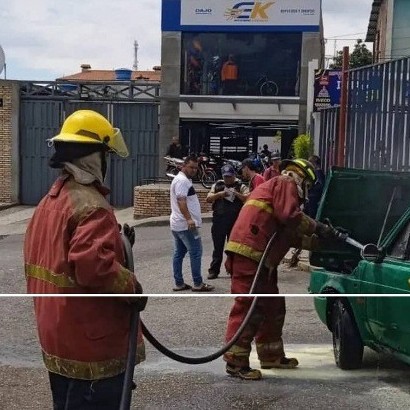 Diario Frontera, Frontera Digital,  CUERPO DE BOMBEROS MÉRIDA, Sucesos, ,BOMBEROS SOFOCAN INCENDIO DE VEHÍCULO
CON UN 30 POR CIENTO DE PÉRDIDA EN MÉRIDA