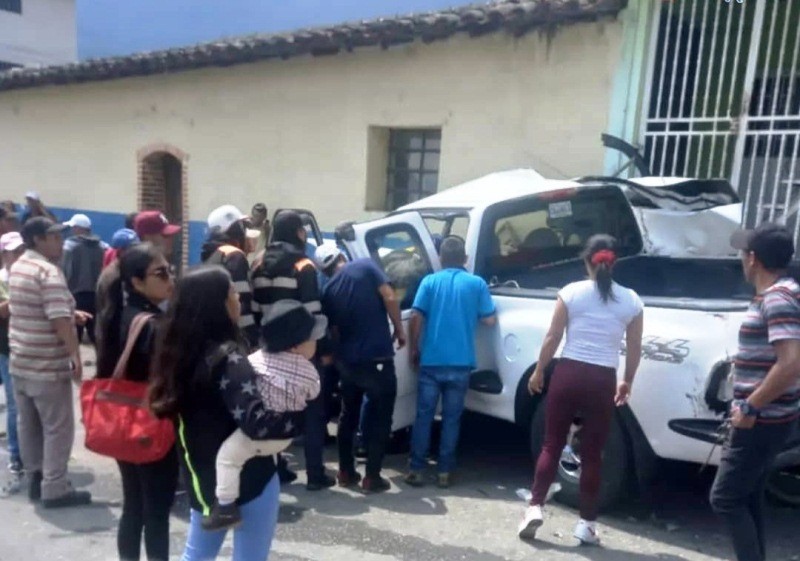 Diario Frontera, Frontera Digital,  LESIONADA, SANTO DOMINGO, Sucesos, ,Adolescente lesionada tras colisionar la camioneta 
donde viajaba contra una vivienda en Santo Domingo
