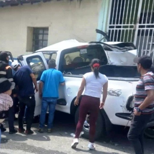 Diario Frontera, Frontera Digital,  LESIONADA, SANTO DOMINGO, Sucesos, ,Adolescente lesionada tras colisionar la camioneta 
donde viajaba contra una vivienda en Santo Domingo