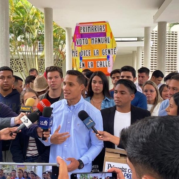 Diario Frontera, Frontera Digital,  VENTE JOVEN VENEZUELA, Politica, ,Jóvenes de Vente Venezuela entregan a la Comisión
de Primarias 10 mil firmas a favor del voto manual