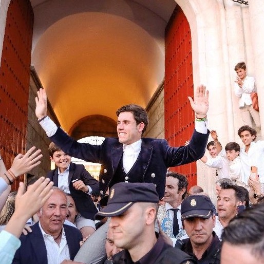 Diario Frontera, Frontera Digital,  FERIA DE ABRIL, SÉPTIMO FESTEJO DE ABONO, SEVILLA, Entretenimiento, ,Guillermo Hermoso de Mendoza 
bate a Diego Ventura y rinde la Puerta del Príncipe
