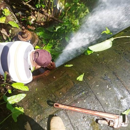 Diario Frontera, Frontera Digital,  AGUAS DE MÉRIDA, EL VIGÍA, JEHYSON GUZMÁN, OSWALDO FERRER, El Vigía Panamericana, ,EL VIGÍA / Trabajadores (as) de Aguas de Mérida 
corrigen bote de agua en tubería de descarga de 10”