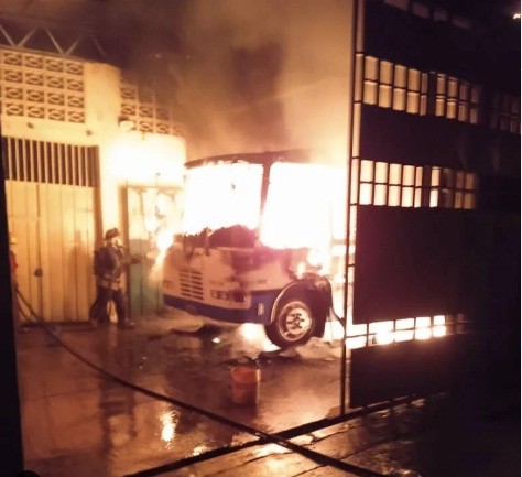 Diario Frontera, Frontera Digital,  CUERPO DE BOMBEROS DE MÉRIDA, QUEMA DE GALPON, PUENTE LA PEDREGOSA, Sucesos, ,Bomberos indagan incendio en un galpón 
donde se quemaron un bus y dos motos en Mérida
