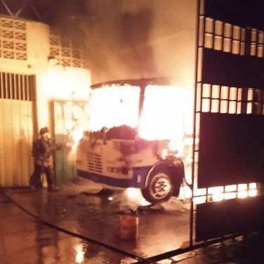 Diario Frontera, Frontera Digital,  CUERPO DE BOMBEROS DE MÉRIDA, QUEMA DE GALPON, PUENTE LA PEDREGOSA, Sucesos, ,Bomberos indagan incendio en un galpón 
donde se quemaron un bus y dos motos en Mérida