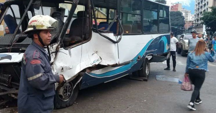 Diario Frontera, Frontera Digital,  Sucesos, ,Un fallecido y ocho heridos tras choque entre patrulla y autobuses en Caracas