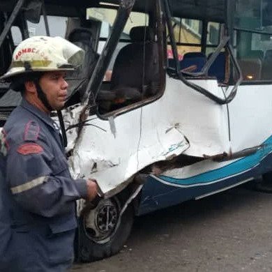 Diario Frontera, Frontera Digital,  Sucesos, ,Un fallecido y ocho heridos tras choque entre patrulla y autobuses en Caracas