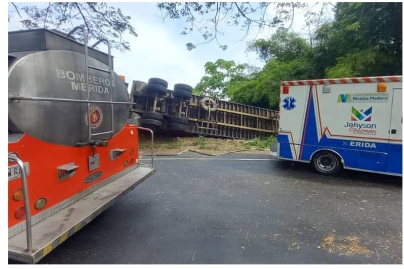 Diario Frontera, Frontera Digital,  Sucesos, ,Cuerpo de Bomberos rescató a conductor de gandola tras volcarse en el sector Guaruríes