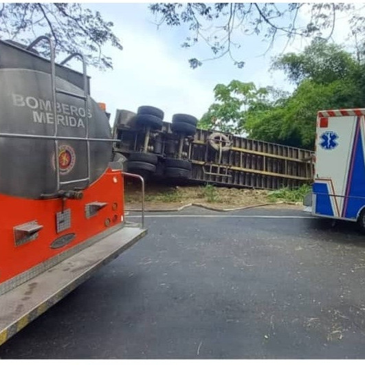 Diario Frontera, Frontera Digital,  Sucesos, ,Cuerpo de Bomberos rescató a conductor de gandola tras volcarse en el sector Guaruríes