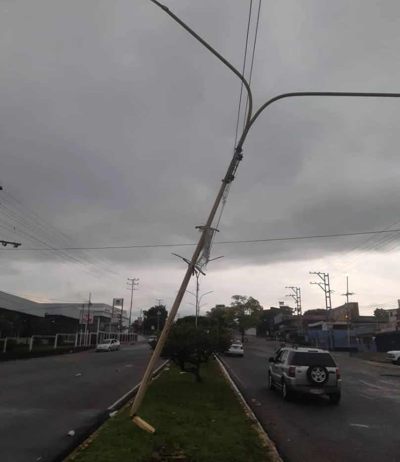 Diario Frontera, Frontera Digital,  El Vigía Panamericana, ,Poste de energía eléctrica a punto de caer en la Av. Don Pepe Rojas
