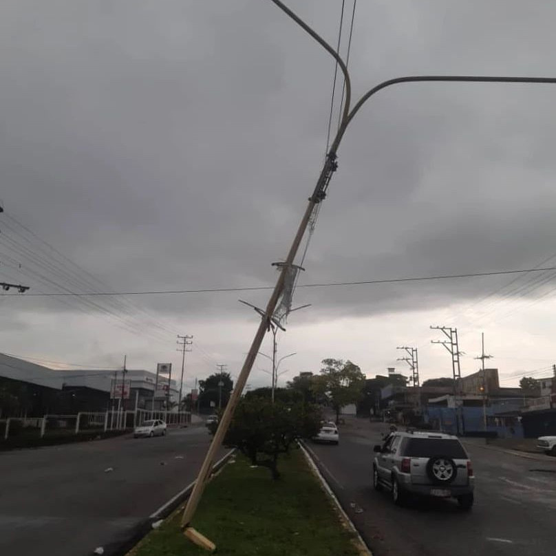 Diario Frontera, Frontera Digital,  El Vigía Panamericana, ,Poste de energía eléctrica a punto de caer en la Av. Don Pepe Rojas
