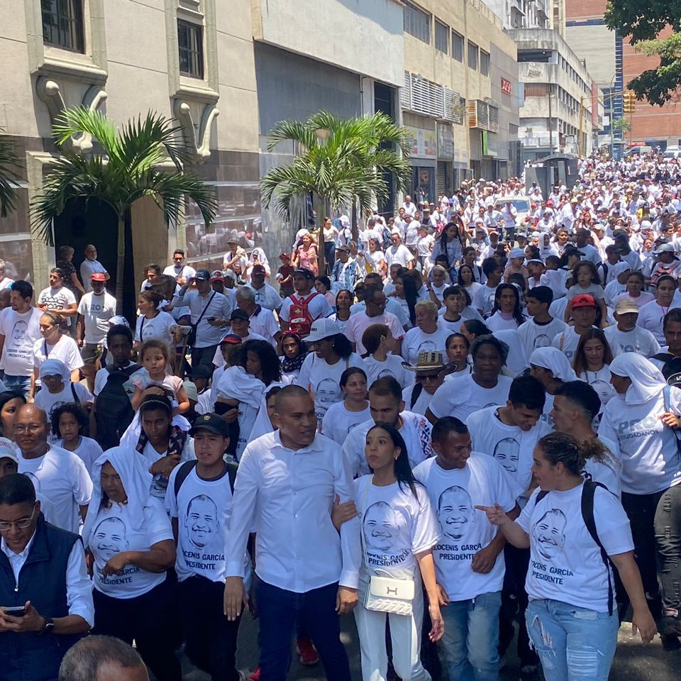 Diario Frontera, Frontera Digital,  Politica, ,Leocenis García caminó para inscribir su candidatura presidencial en el CNE acompañado por una gran movilización popular