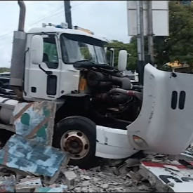 Diario Frontera, Frontera Digital,  Sucesos, ,Chuto de gandola impactó una camioneta y derribó una pared en Mérida