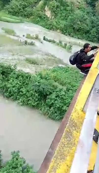 Diario Frontera, Frontera Digital,  Sucesos, ,Transeúntes evitaron que un joven se lanzara desde el Puente Chama