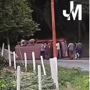 Diario Frontera, Frontera Digital,  Sucesos, ,Usuarios reportan en redes sociales el volcamiento de una unidad de transporte de la Línea El Vallecito en la Trasandina