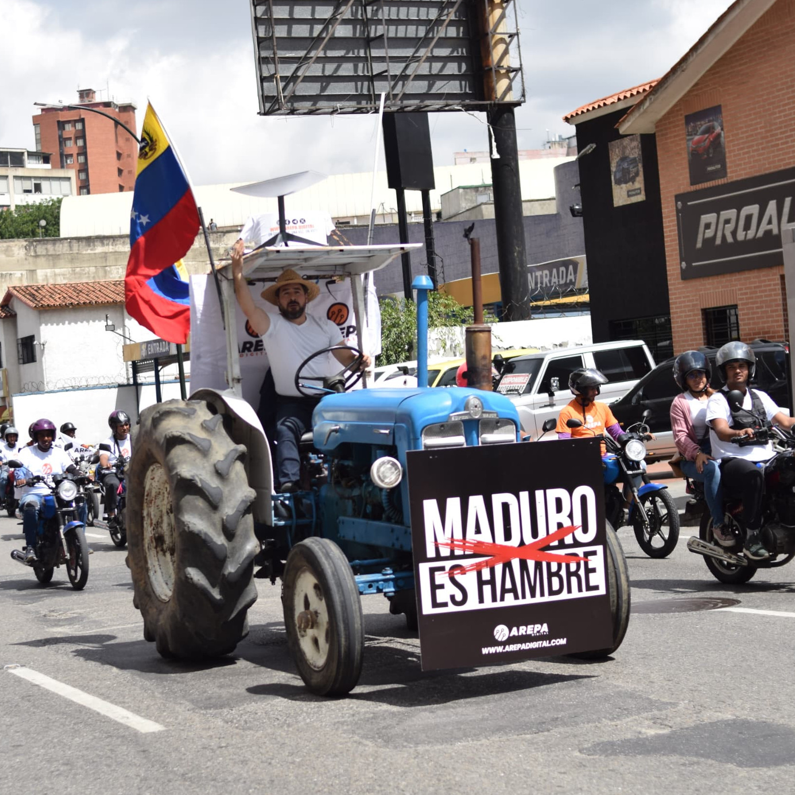 Diario Frontera, Frontera Digital,  Politica, ,Daniel Ceballos arrancó su campaña presidencial recorriendo Caracas con un tractor
