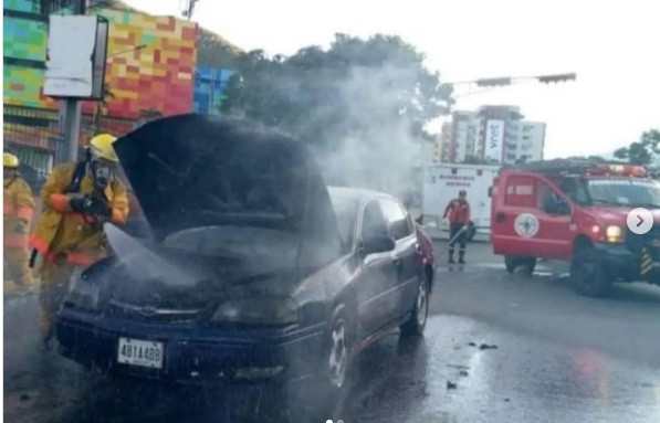 Diario Frontera, Frontera Digital,  Sucesos, ,Cuerpo de Bomberos indaga causa del incendio de un vehículo en Mérida