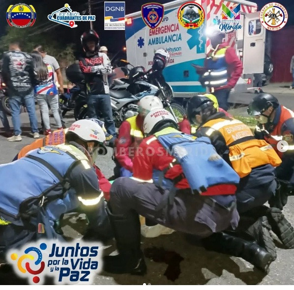 Diario Frontera, Frontera Digital,  Sucesos, ,Dos jóvenes damas resultaron lesionadas tras volcar moto sobre la vía en Mérida