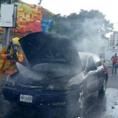 Diario Frontera, Frontera Digital,  Sucesos, ,Cuerpo de Bomberos indaga causa del incendio de un vehículo en Mérida