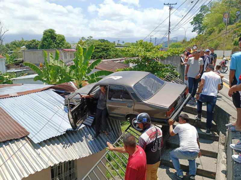 Diario Frontera, Frontera Digital,  Sucesos, ,Carro quedó sobre el techo de una vivienda en El Vigía