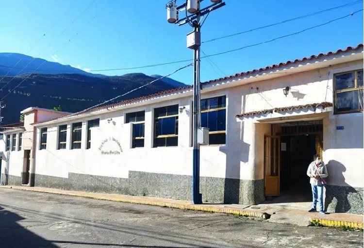 Diario Frontera, Frontera Digital,  Sucesos, ,Ciudadano lesionado tras colisión entre un carro y una gandola en La Playa de Bailadores