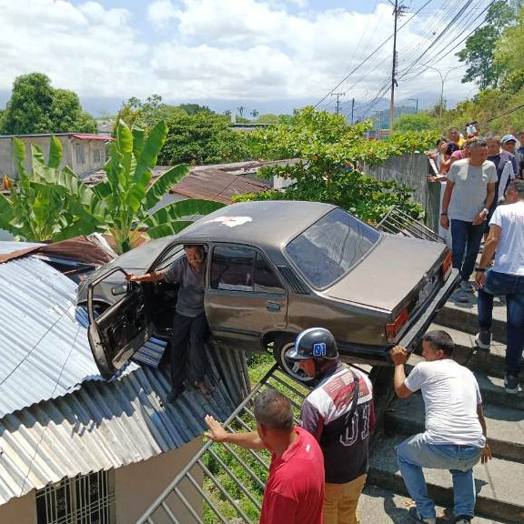 Diario Frontera, Frontera Digital,  Sucesos, ,Carro quedó sobre el techo de una vivienda en El Vigía