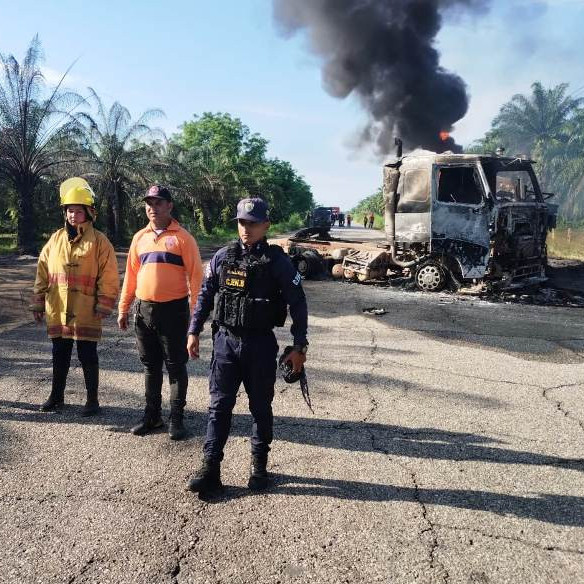 Diario Frontera, Frontera Digital,  Sucesos, ,Gandola de gasolina entró en llamas tras volcarse en el kilómetro 32 del municipio Jesús María Semprúm