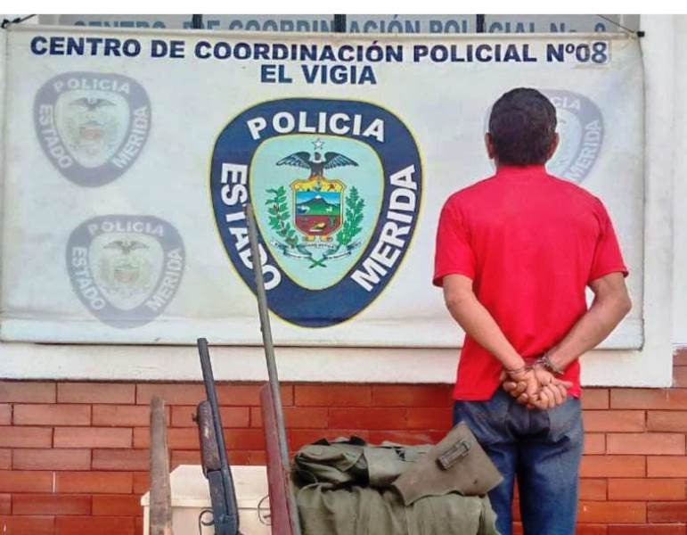 Diario Frontera, Frontera Digital,  Sucesos, ,Hombre fue detenido con armas de fuego y prendas militares en El Vigía