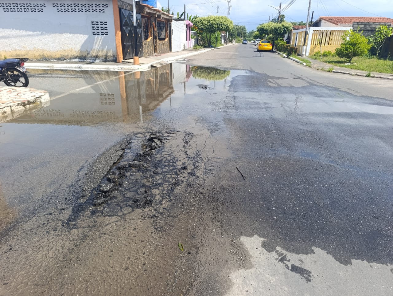 Diario Frontera, Frontera Digital,  El Vigía Panamericana, ,Rompimiento de tubería de aguas blancas 
destrozó pavimento de La Motosa en El Vigía