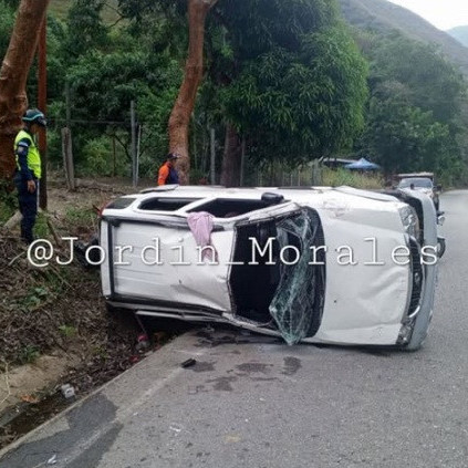 Diario Frontera, Frontera Digital,  Sucesos, ,Conductor y acompañante resultaron heridos tras vuelco de camioneta en Estanques