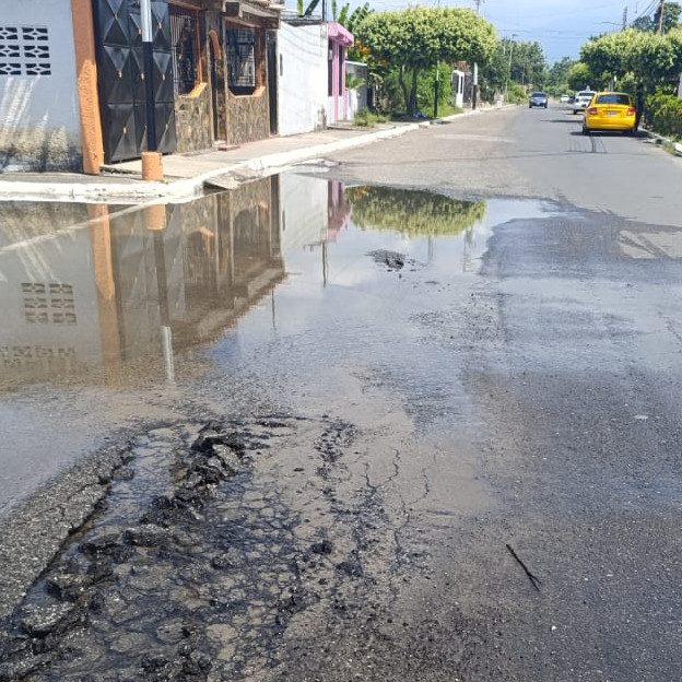 Diario Frontera, Frontera Digital,  El Vigía Panamericana, ,Rompimiento de tubería de aguas blancas 
destrozó pavimento de La Motosa en El Vigía