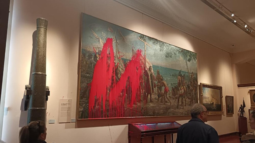 Diario Frontera, Frontera Digital,  Internacionales, ,Las dos mujeres que realizaron la protesta, fueron inicialmente retenidas por un funcionario del museo hasta la llegada de varios agentes de la Policía Nacional de España,Activistas arrojaron pintura roja a cuadro de Colón en museo de Madrid 
para protestar por «neocolonialismo extractivista»