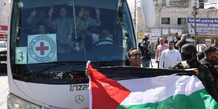 Diario Frontera, Frontera Digital,  Internacionales, ,En total, a Gaza llegarán unos 1.726 presos palestinos: ocho con condenas de cadena perpetua o de larga duración y 1.718 a los que el Ejército israelí detuvo en la Franja a lo largo de estos dos años de ofensiva, muchos de ellos sin cargos,Al menos 11 autobuses con presos palestinos 
llegaron al sur de Gaza: autoridades esperan más