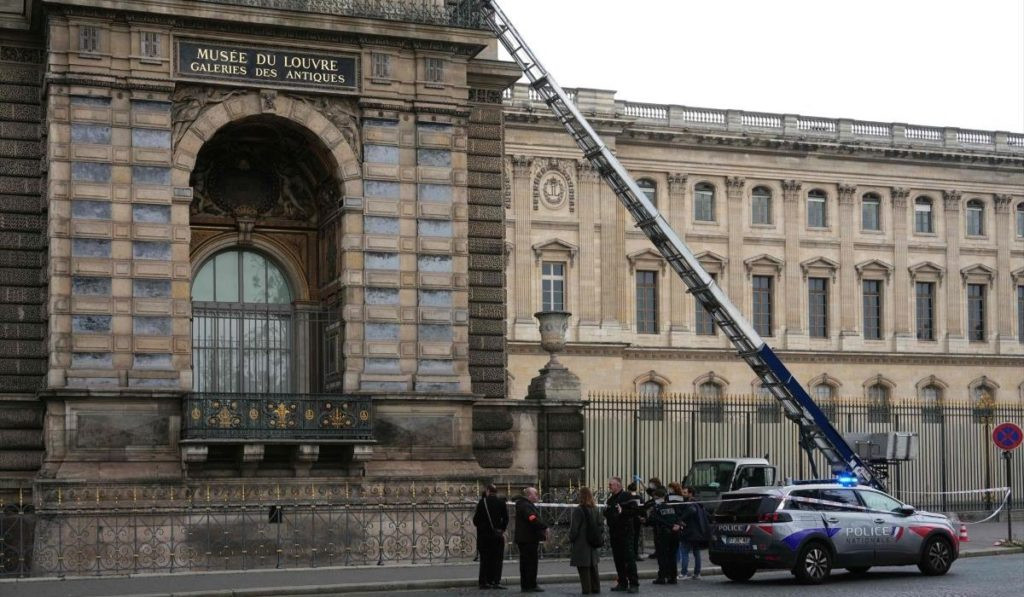Diario Frontera, Frontera Digital,  Internacionales, ,Los asaltantes identificaron su oportunidad en la fachada que da al Sena, donde actualmente se realizan trabajos de renovación,Anatomía de un golpe relámpago: cómo robaron joyas invaluables del Louvre de París en apenas siete minutos