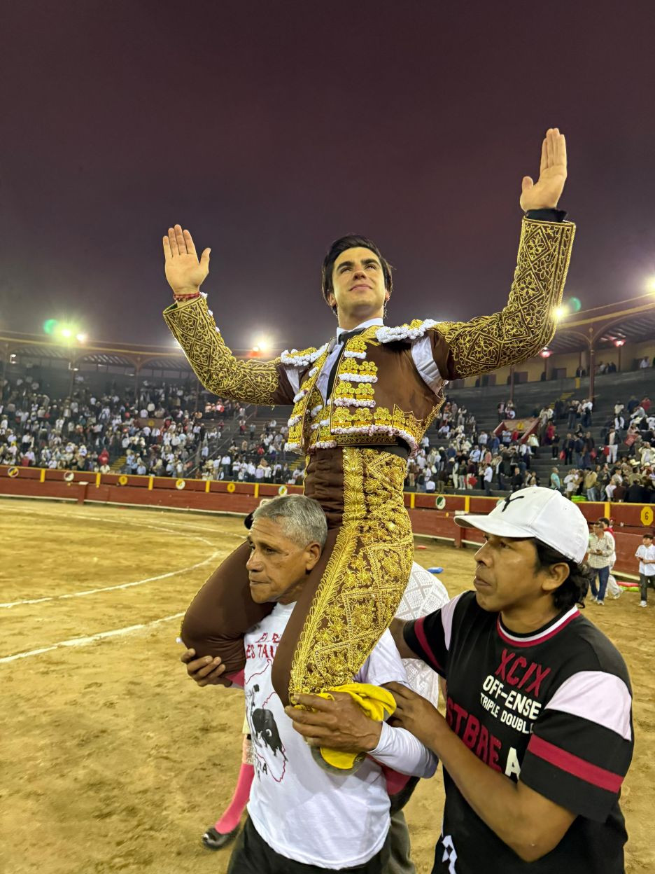 Diario Frontera, Frontera Digital,  Entretenimiento, ,Histórico triunfo de Jesús Enrique “Colombo”, quien ha entrado definitivamente en el sentir y gusto de la exigente afición limeña. Foto: Perú Toros,“Colombo” por la Puerta Grande, en Lima