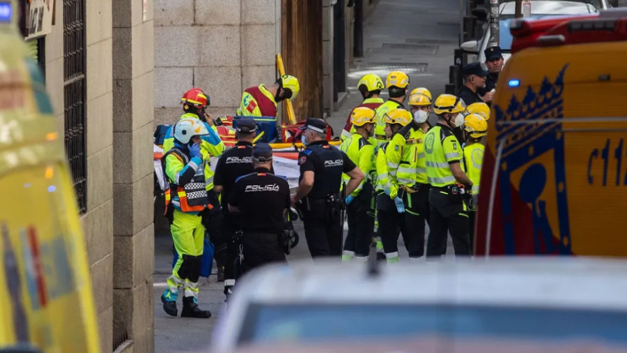 Diario Frontera, Frontera Digital,  Internacionales, ,La calle de las Hileras se llenó en pocos minutos de vecinos que querían volver a sus casas, dueños de coches atrapados tras el cordón policial, curiosos que intentaban entender qué ocurría y gente que no pudo acceder a los restaurantes donde tenían reserva.,Varios desaparecidos en derrumbe de edificio en Madrid