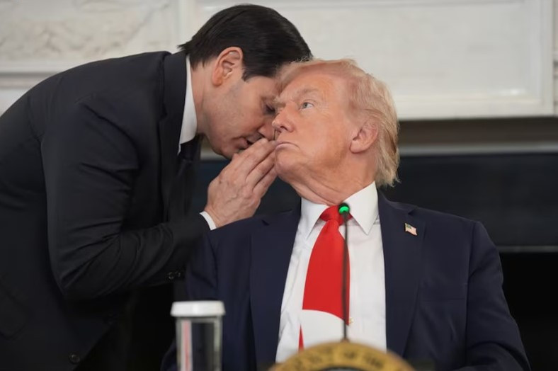 Diario Frontera, Frontera Digital,  Internacionales, ,El secretario de Estado, Marco Rubio, susurra al oído de Trump tras darle un papel en el que le anuncia la inminencia de un acuerdo de paz en Gaza. Evan Vucci (AP),Israel y Hamás alcanzan un acuerdo sobre la primera fase del plan de paz de Trump para Gaza