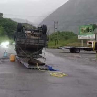 Diario Frontera, Frontera Digital,  Sucesos, ,Se registró vuelco de camioneta en la entrada a Chichui del municipio Sucre de Mérida: 
ocupantes ilesos