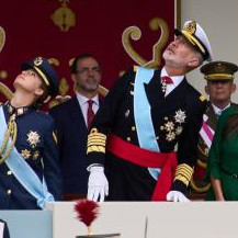 Diario Frontera, Frontera Digital,  Internacionales, ,Los Reyes presiden el desfile con una exhibición aérea reducida  y
reciben a mil invitados en el Palacio Real