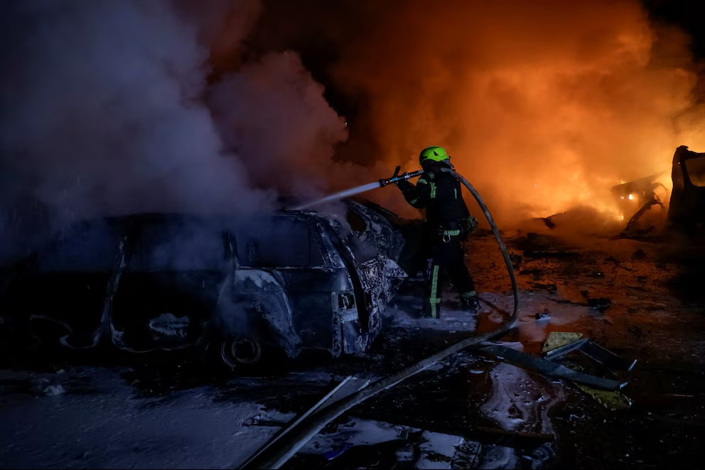 Diario Frontera, Frontera Digital,  Internacionales, ,Un bombero apaga coches en llamas cerca del edificio de apartamentos alcanzado por un ataque de drones rusos, en medio del ataque de Rusia a Ucrania, en Kharkiv, Ucrania 19 de noviembre 2025 (REUTERS/Sofiia Gatilova),La ONU denunció el horror de los ataques rusos que dejaron decenas de muertos en Ucrania