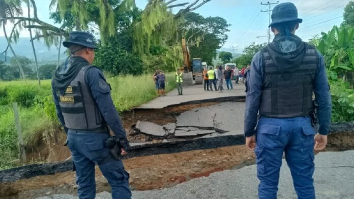 Diario Frontera, Frontera Digital,  El Vigía Panamericana, ,En el sitio se encuentran efectivos de la GNB de El Quebradón, bomberos Mérida, Polimérida y funcionarios de Protección Civil resguardando el lugar y a los transeúntes, mientras se realizan las labores,Gobierno nacional y gobernación de Mérida iniciaron trabajos de recuperación 
del tramo colapsado en la carretera Panamericana