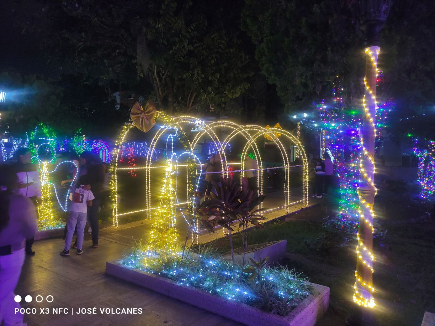Diario Frontera, Frontera Digital,  Regionales, ,Cabe destacar el esfuerzo y dedicación de las manos prodigiosas que hacen posible la iluminación de Navidad en las plazas y parques de la ciudad,Mérida dio la bienvenida a la Navidad con el encendido de luces