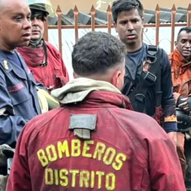 Diario Frontera, Frontera Digital,  Nacionales, ,Incendio en edificio de Santa Mónica deja 11 vehículos calcinados y 150 vecinos desalojados