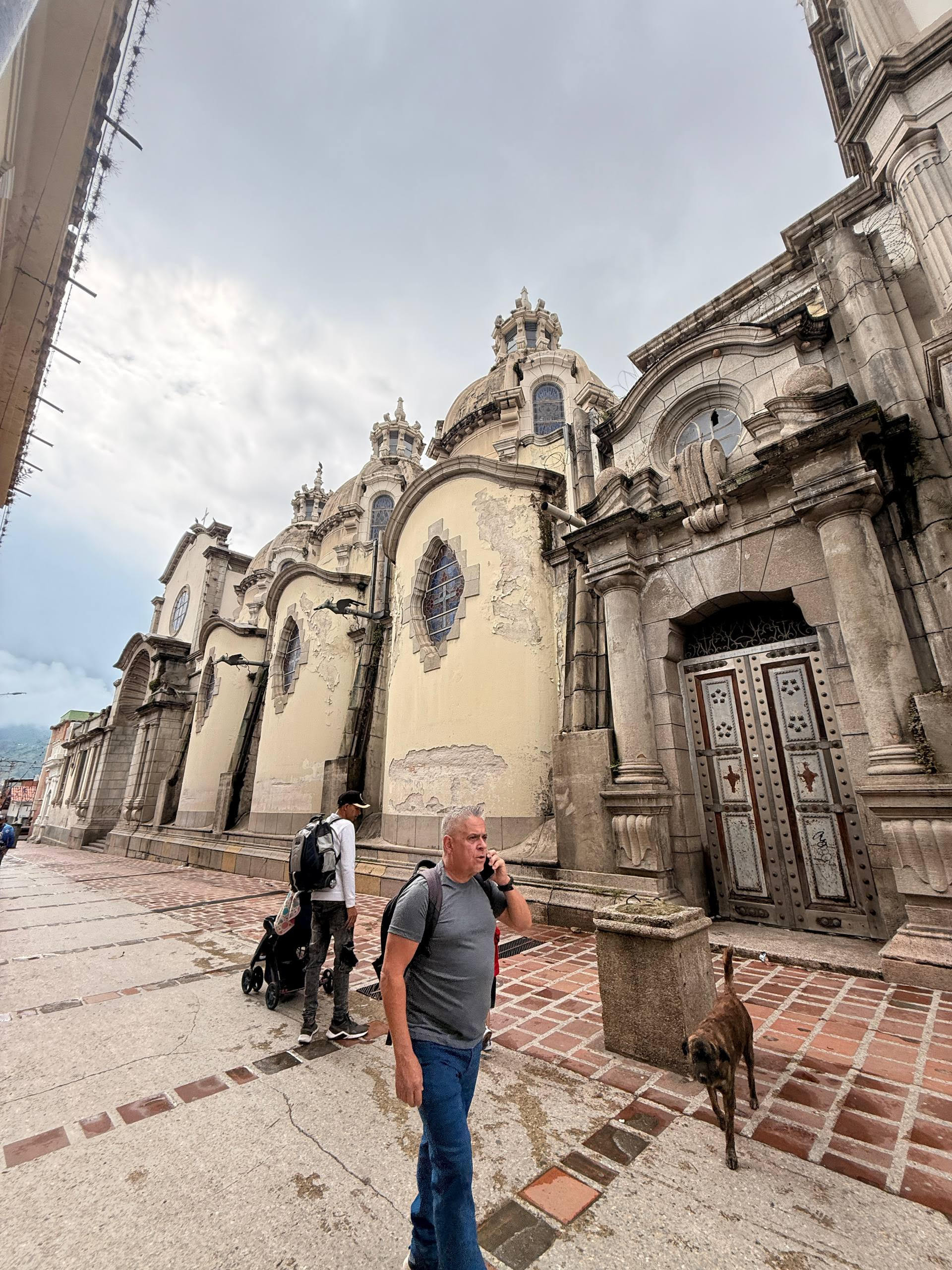 Diario Frontera, Frontera Digital,  Regionales, ,¨Este lunes 1 de diciembre se concretó el traslado de los comerciantes del Boulevard de la Catedral hacia el Boulevard Tulio Febres Cordero, conocido también como el de los paraguas, se trata de una reubicación temporal, mientras se avanza en la creación de un espacio definitivo, para estas familias a comienzos de enero del 2026¨,Alcalde Nelson Álvarez impulsa reubicación temporal 
de trabajadores de la Economía Emergente del centro histórico de Mérida