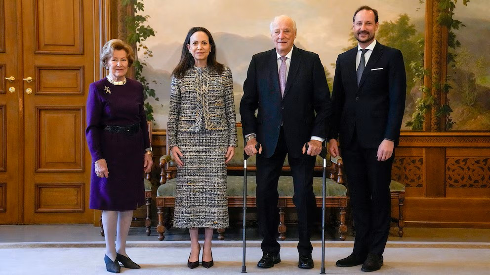 Diario Frontera, Frontera Digital,  Internacionales, ,El rey Harald V de Noruega (2º por la derecha), la reina Sonia de Noruega (izq.) y el príncipe heredero Haakon de Noruega (der) posan con la líder opositora venezolana y ganadora del Premio Nobel de la Paz 2025, María Corina Machado (2ª por la izquierda), durante una audiencia en el Palacio Real de Oslo, Noruega (Heiko Junge/NTB/AFP),María Corina Machado fue recibida por los reyes 
y el príncipe heredero de Noruega