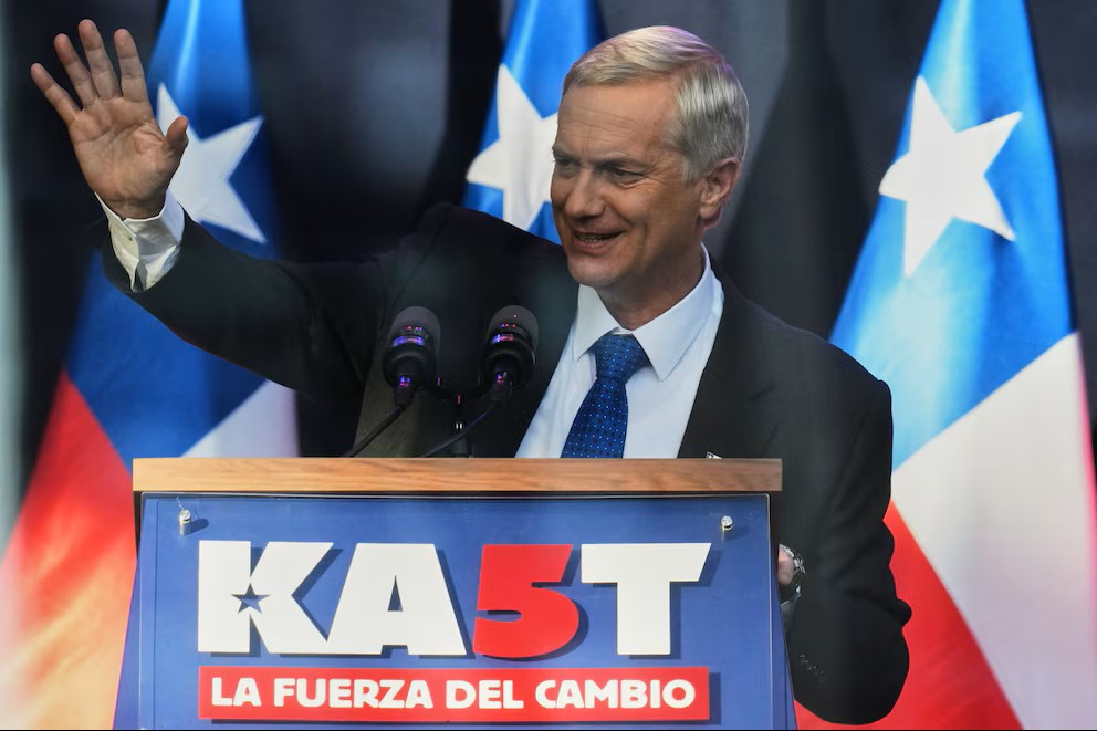 Diario Frontera, Frontera Digital,  Internacionales, ,Kast llegó al poder gracias un discurso marcado por el combate a la crisis de seguridad que sacude al país, la expulsión de mas de 300 mil inmigrantes ilegales, el cierre de la frontera norte y el repunte de la economía.,José Antonio Kast es el nuevo presidente electo de Chile 
tras una aplastante victoria sobre Jeannette Jara en el balotaje
