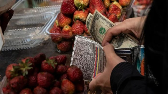 Diario Frontera, Frontera Digital,  Nacionales, ,En la reseña, el economista asegura que este bloqueo logístico amenaza directamente el flujo de divisas hacia el país, especialmente considerando que el 41% del comercio petrolero nacional operaba en embarcaciones sancionadas y el 80% de las ventas hacia Asia se transaban bajo mecanismos ahora comprometidos,Economista recomienda a venezolanos «máxima prudencia» financiera para el 2026